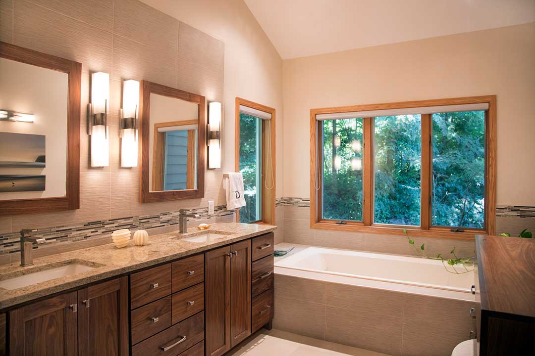 Master Bathroom His and Her Sinks and Soaking Tub